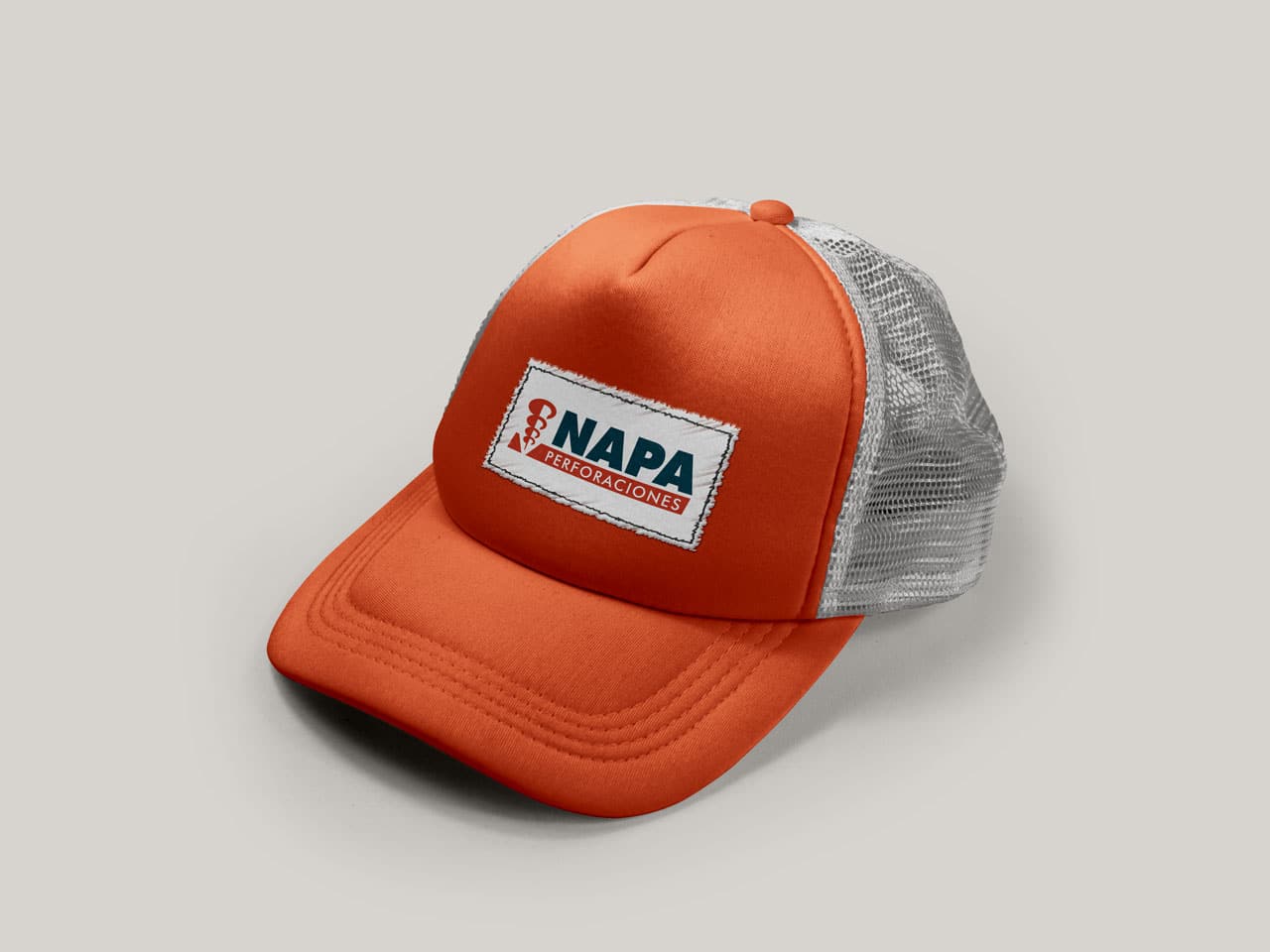 Gorra con visera tipo de camionero color naranja con el logo de NAPA bordado en el frente