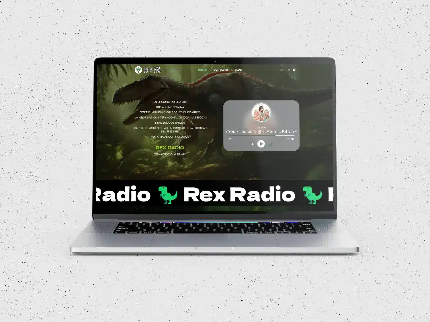 Computadora mostrando la pagina web de Radio Rex
